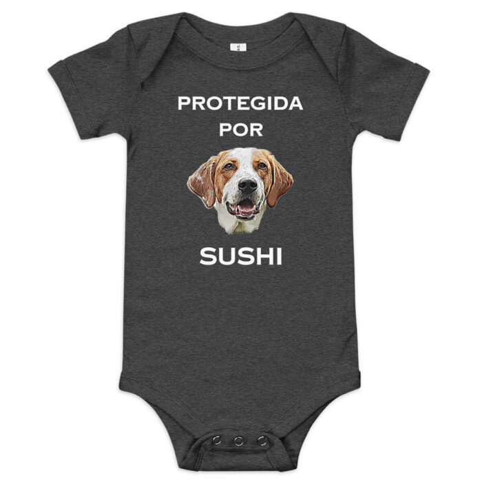 bebe protegida por perro gris oscuro personalizado