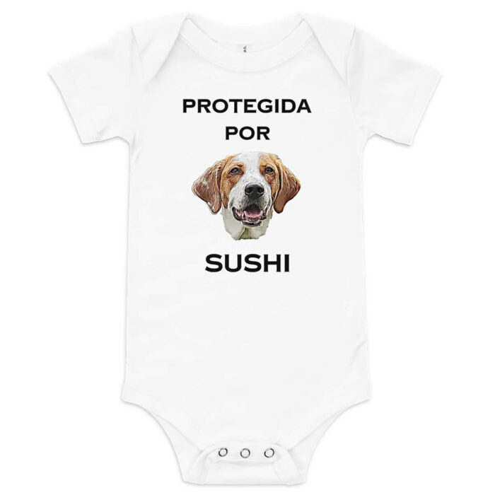 bebe protegida por perro blanco personalizado