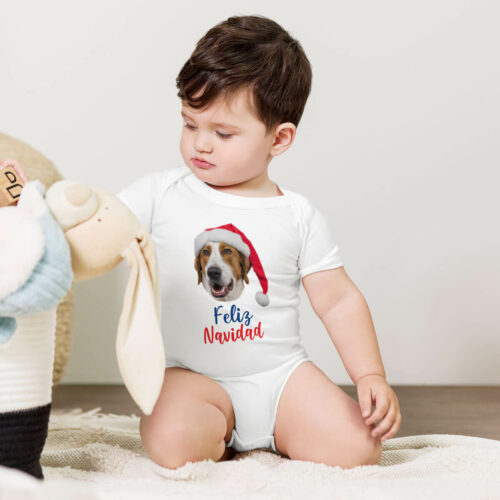 Bebé vistiendo un mono blanco para Navidad con cabeza de perro
